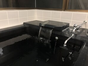 家庭别墅 | 浴室 | 淋浴/盆浴组合、大花洒淋浴喷头、免费洗浴用品、吹风机