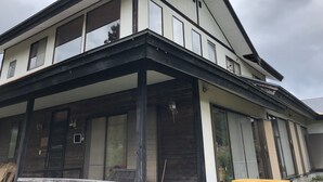 Un bâtiment à deux étages, doté d’un toit plat et de grandes fenêtres.