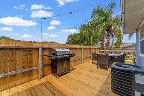Outdoor dining - Modern Beach House | Beach Access | Private Yard (Panama City Beach)