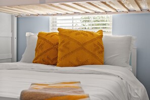 2 habitaciones, tabla de planchar con plancha, cuna de viaje y wifi 