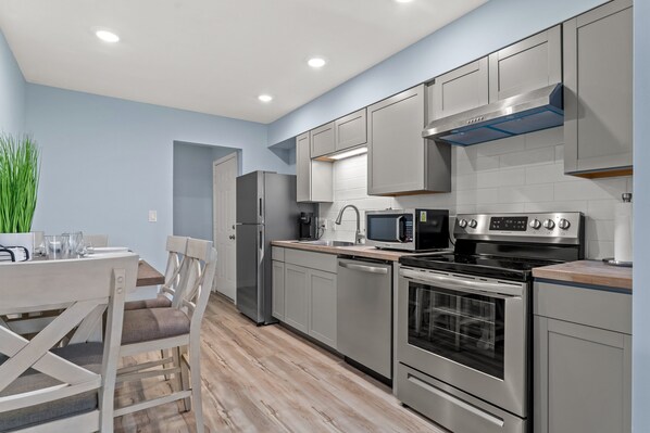 Refrigerador, microondas, horno y parrilla de estufa 