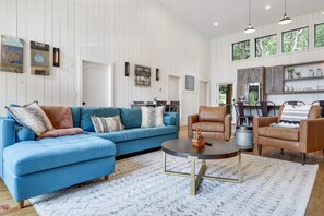 Een smart-tv en een open haard