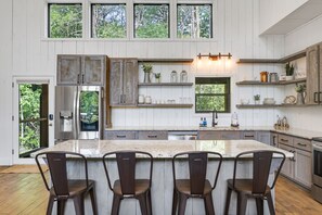 Køleskab, mikrobølgeovn, ovn, kogeplade