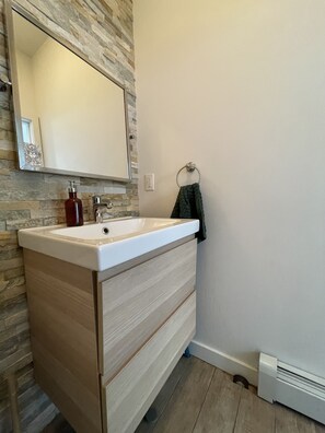 Combined shower/tub, towels