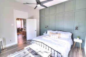 3 bedrooms, iron/ironing board, WiFi, bed sheets - 3BR City Oasis, King beds, Only mins to Riverwalk (San Antonio)