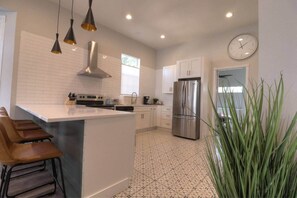 Fridge, microwave, oven, stovetop - 3BR City Oasis, King beds, Only mins to Riverwalk (San Antonio)