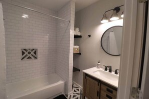 Duschwanne, Haartrockner, Handtücher, Seife