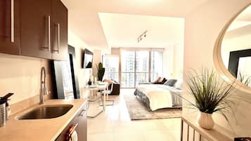 1 habitación, escritorio, tabla de planchar con plancha y cuna de viaje