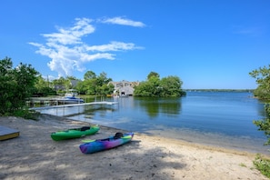 Beach nearby, beach towels - Relax by the Lake: Private Beach & Views (Centerville)