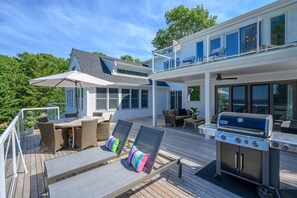 Outdoor dining - Relax by the Lake: Private Beach & Views (Centerville)