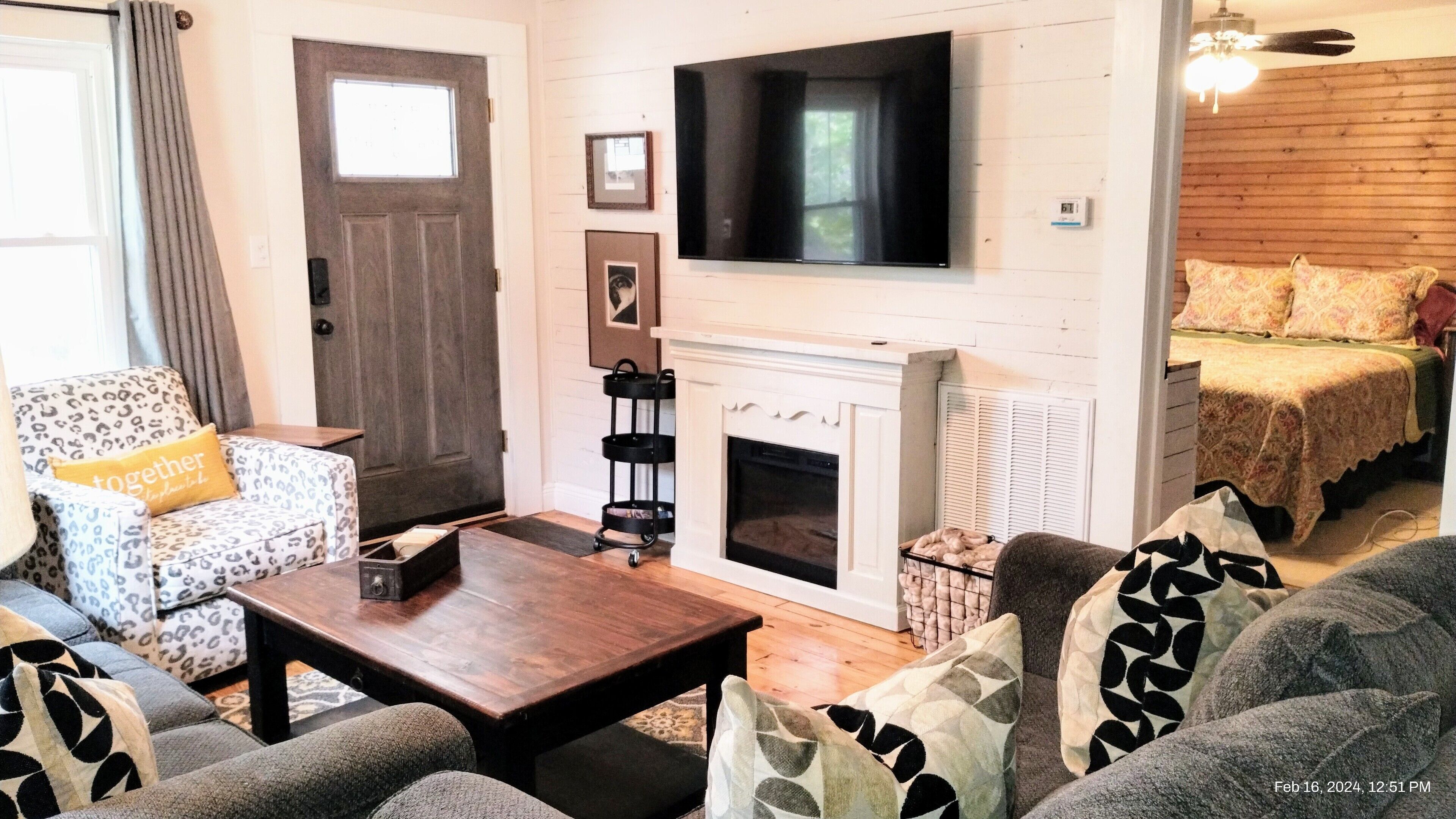 2 habitaciones, escritorio y tabla de planchar con plancha 