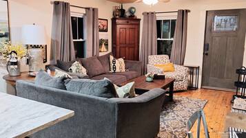 Smart-tv, eldstad, dvd-spelare och böcker