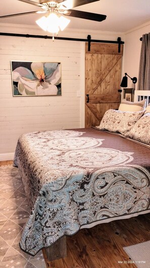 2 bedrooms, desk, iron/ironing board, travel cot