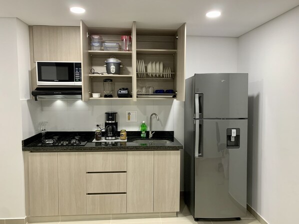 Kjøleskap, mikrobølgeovn, kaffetrakter/tekoker og kjøkkenutstyr