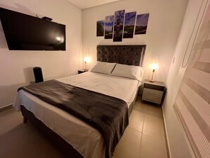 2 habitaciones, escritorio, tabla de planchar con plancha y wifi gratis 