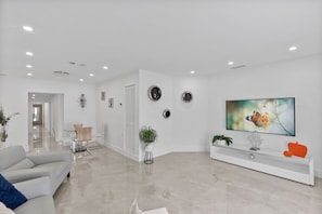 Smart TV, fireplace