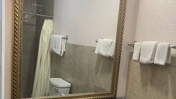 Habitación estándar, 1 habitación, para fumadores | Baño | Regadera, regadera tipo lluvia, toallas