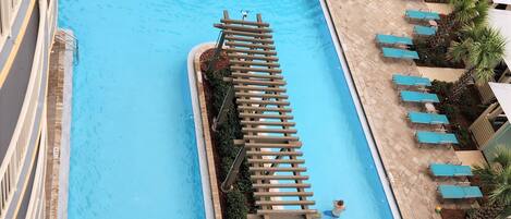 Una piscina al aire libre, una piscina climatizada