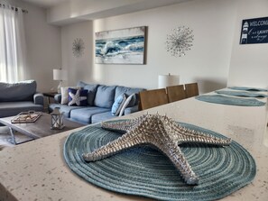 Una Smart TV, una chimenea, libros