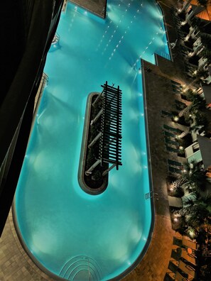 Una piscina al aire libre, una piscina climatizada