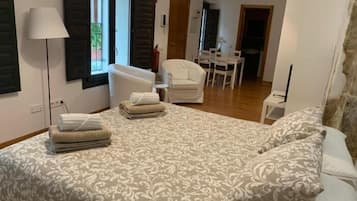 Tabla de planchar con plancha, internet y ropa de cama