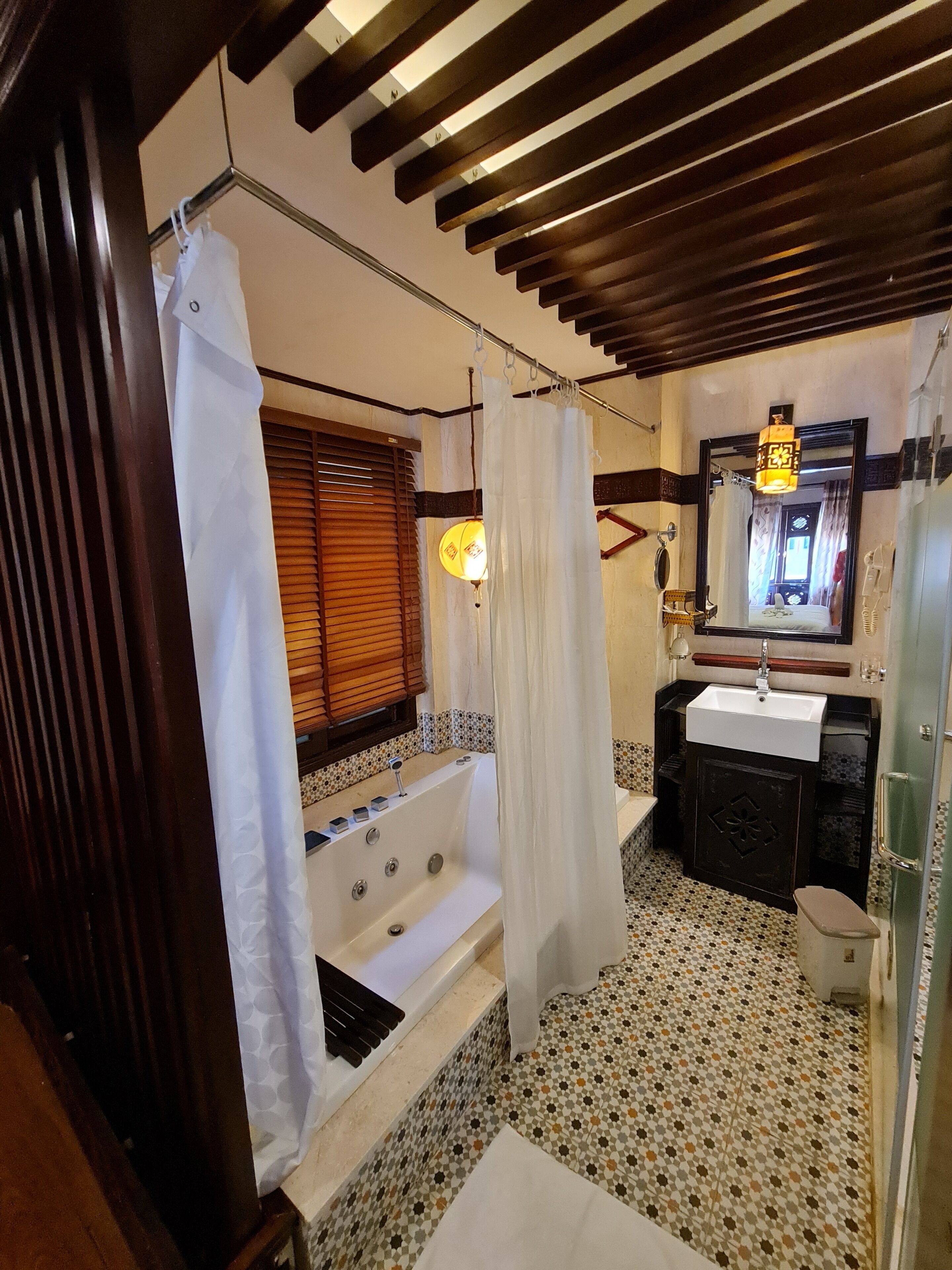 Kamar Deluks, pemandangan kolam renang | Kamar mandi | Kombinasi shower/bathtub, pancuran hujan,  dan perlengkapan mandi gratis