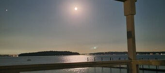 Waterfront 2 bed, 2 baths, 1364 sq ft, views of Mt Rainer, Seattle, and more.