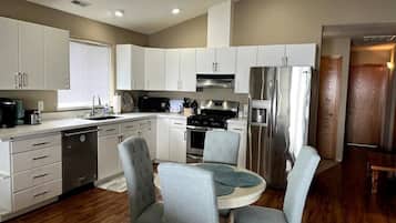 冰箱、微波炉、烤箱、炉灶