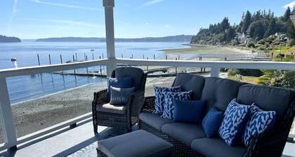 Waterfront 2 bed, 2 baths, 1364 sq ft, views of Mt Rainer, Seattle, and more.
