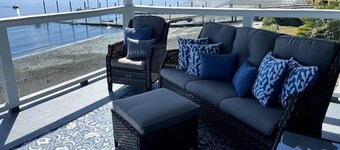 Waterfront 2 bed, 2 baths, 1364 sq ft, views of Mt Rainer, Seattle, and more.