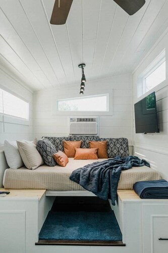 Tiny House Creekside · Peaceful Tiny House with great views and wildlife!