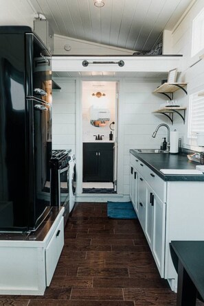 Frigorífico, microondas, horno y placa de cocina