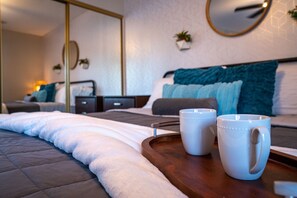 4 bedrooms, iron/ironing board, free WiFi, bed sheets - Shuffleboard! Heated Pool! Live w/ 2 Kings Cool! (Chandler)