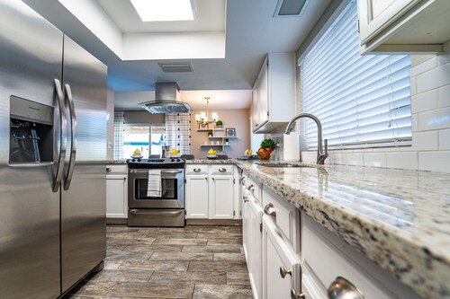 Shuffleboard! Heated Pool! Live w/ 2 Kings Cool!