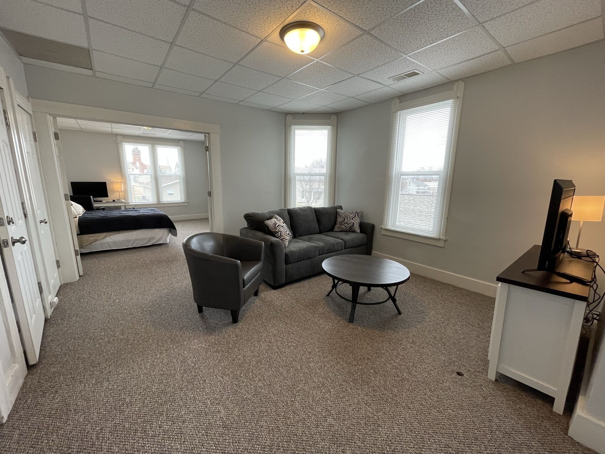 Large Updated Upper 1-bedroom East Facing w/ Wi-Fi