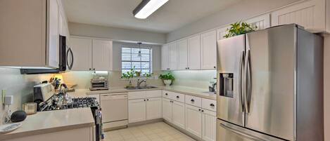 ثلاجة، ميكروويف، موقد طهي مسطح، غسالة أطباق