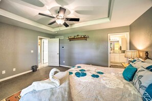 4 bedrooms, iron/ironing board, Internet, bed sheets - Bloomington Family Home - Private Deck & Yard (Bloomington)