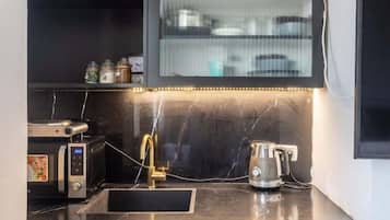 Frigobar, microondas, parrilla de estufa y utensilios de cocina