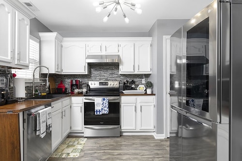 Unique & Cozy Home 6 Minutes To Uptown With Fenced Yard