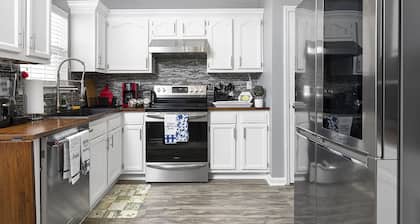 Unique & Cozy Home 6 Minutes To Uptown With Fenced Yard