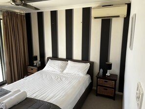 3 bedrooms, WiFi - Monte Vista - Beautifully Appointed Family Holiday Home (Broadbeach Waters)