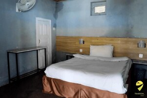 Tabla de planchar con plancha, wifi gratis y ropa de cama 