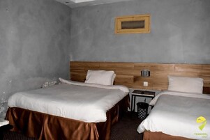 Tabla de planchar con plancha, wifi gratis y ropa de cama 