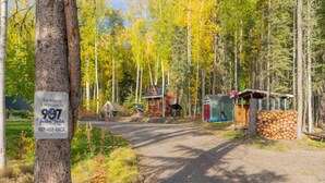 Il s'agit d'une propriété gérée par une agence de locations de vacances, avec une allée en gravier menant à un chalet.