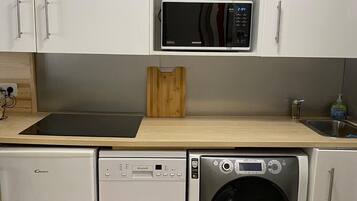 Kühlschrank, Mikrowelle, Herdplatte, Geschirrspüler