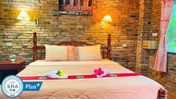 1 bedroom, desk, WiFi, bed sheets