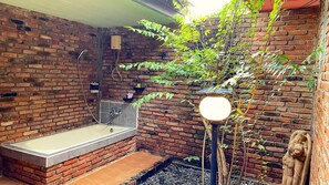 Duschwanne, Haartrockner, Handtücher