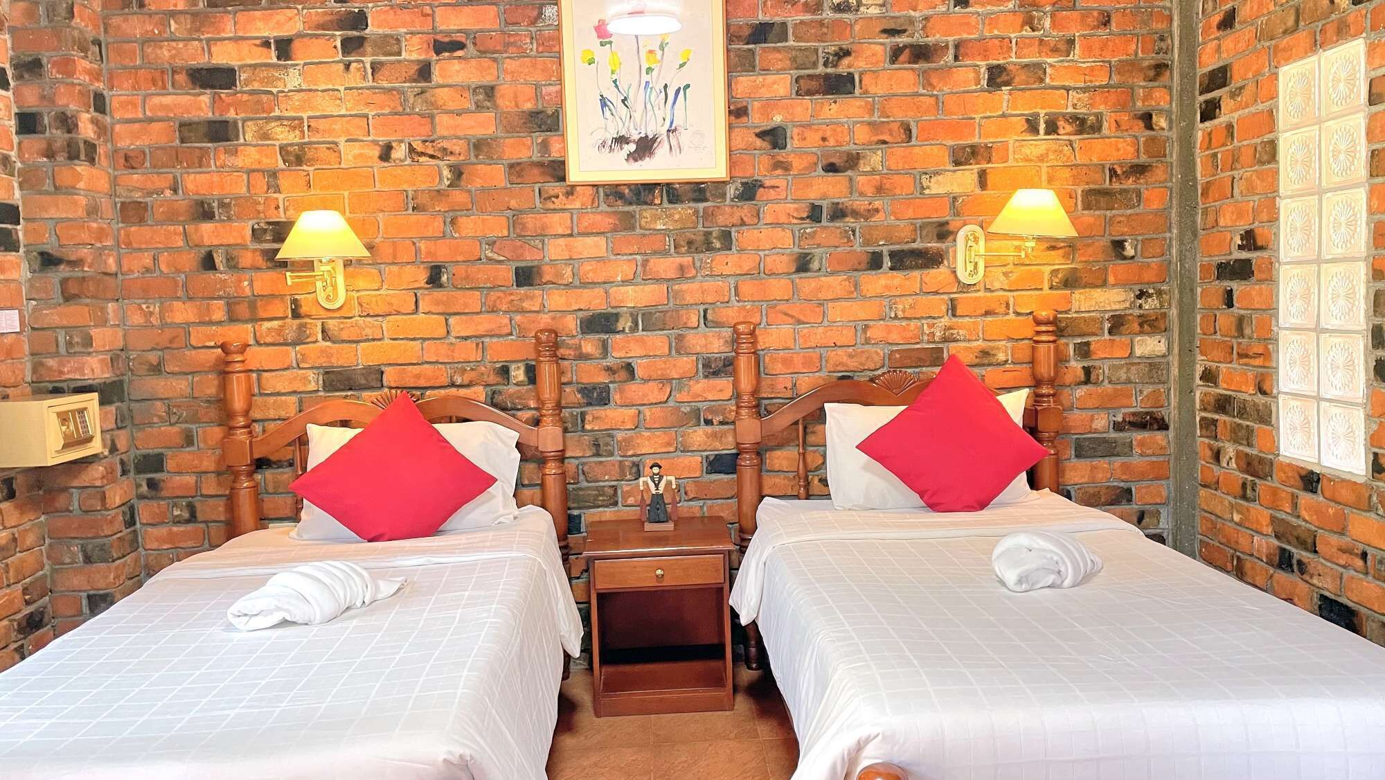 1 bedroom, desk, WiFi, bed sheets