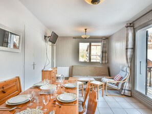 TV - Cozy 2BR Apartment in the Heart of Les Gets - Walk to Lifts & Amenities (Les Gets)