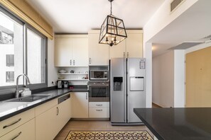 Comfort-Apartment | Eigene Küche | Großer Kühlschrank, Mikrowelle, Ofen, Herdplatte